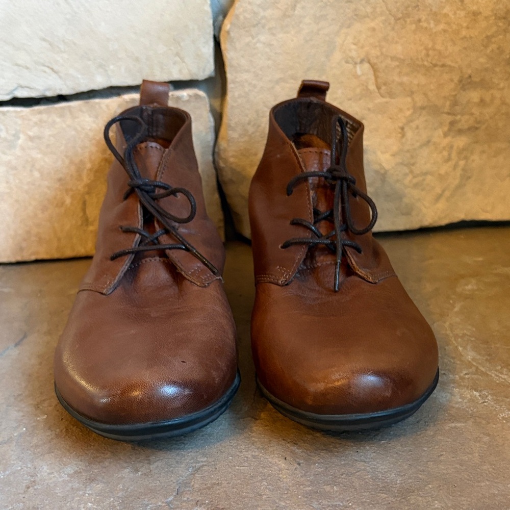 Taos Women’s Brown Robin Leather Ankle Boots (size 39)